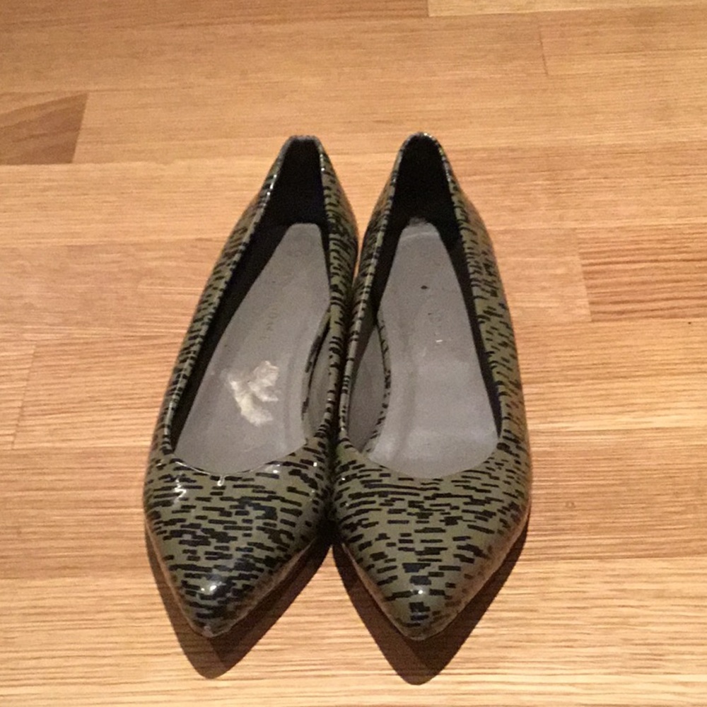 Loeffler Randall flat with slight wedge, size 9